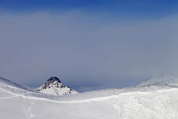 Pendiente fuera de pista y rastro de avalancha —  Fotos de Stock