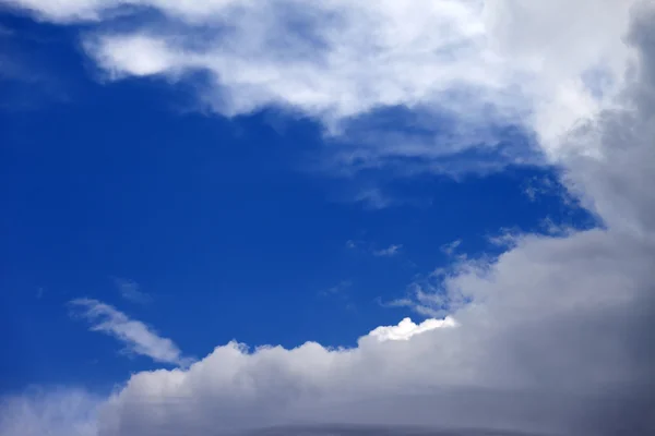 Błękitne niebo i chmury w słoneczny dzień — Zdjęcie stockowe