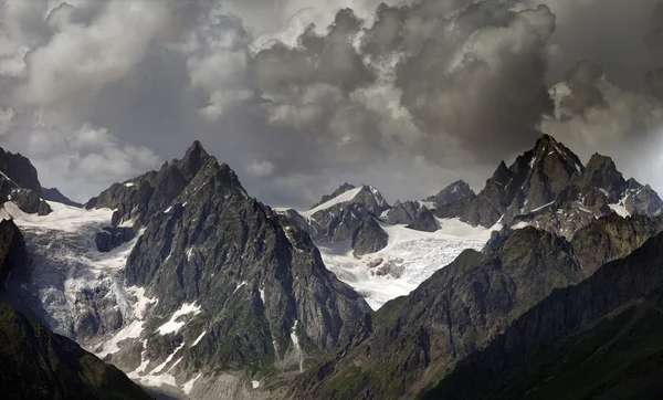 Hohe Berge in Wolken — Stockfoto