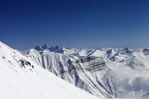 Montagnes enneigées d'hiver — Photo