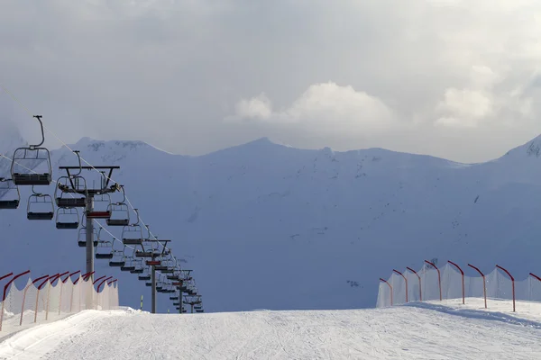 Schnee Ski Piste und Seilbahn — Stockfoto