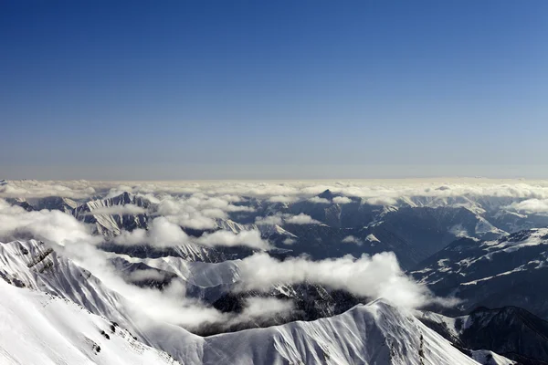 Montagna invernale nella foschia — Foto Stock