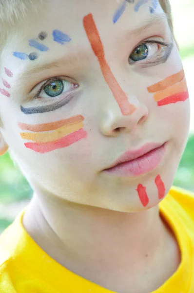 Barn med målningar på hans ansikte — Stockfoto