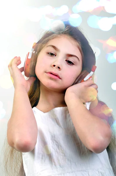 Criança com fones de ouvido listebing à música — Fotografia de Stock