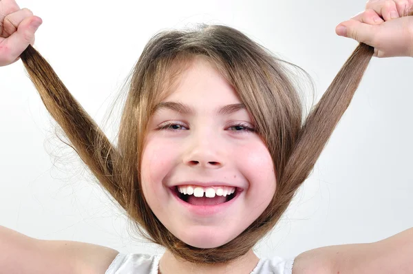 Vicces lány játszik a haját — Stock Fotó