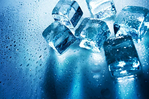 Cubi di ghiaccio su sfondi bagnati con retroilluminazione — Foto Stock
