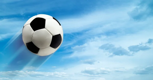 Streszczenie piłki nożnej ar piłka nożna przeciw błękitne niebo — Zdjęcie stockowe