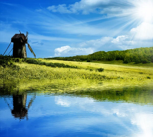 Zelené kopce pod modrou letní oblohu — ストック写真