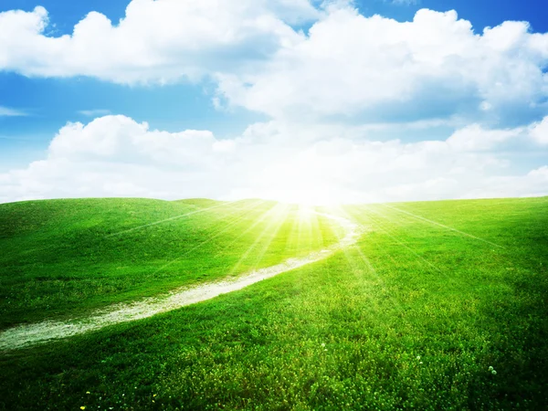 Colinas verdes sob sol brilhante, fundos naturais — Fotografia de Stock