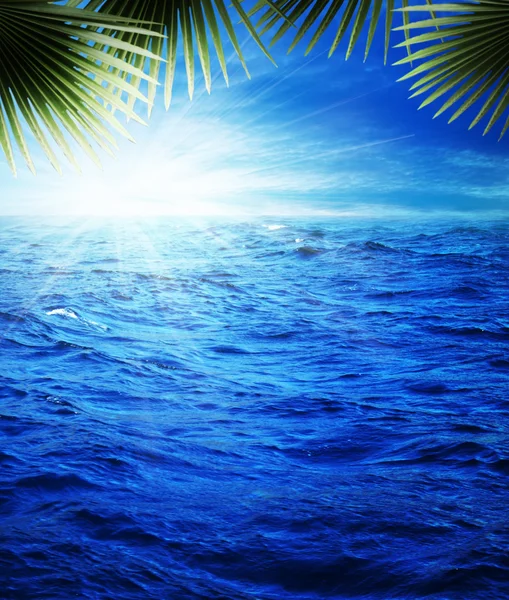 Bella serata tropicale sul mare blu — Foto Stock