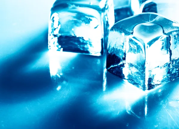 Πάγο. αφηρημένη νεκρή φύση, πάνω από το μπλε φόντο — Φωτογραφία Αρχείου