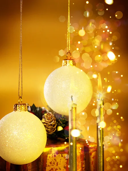 Weihnachtsstillleben mit Kerzen und Weihnachtskugeln — Stockfoto