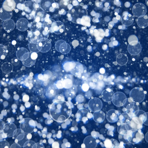 雪の結晶とボケ味を持つ抽象的なクリスマス背景 — ストック写真