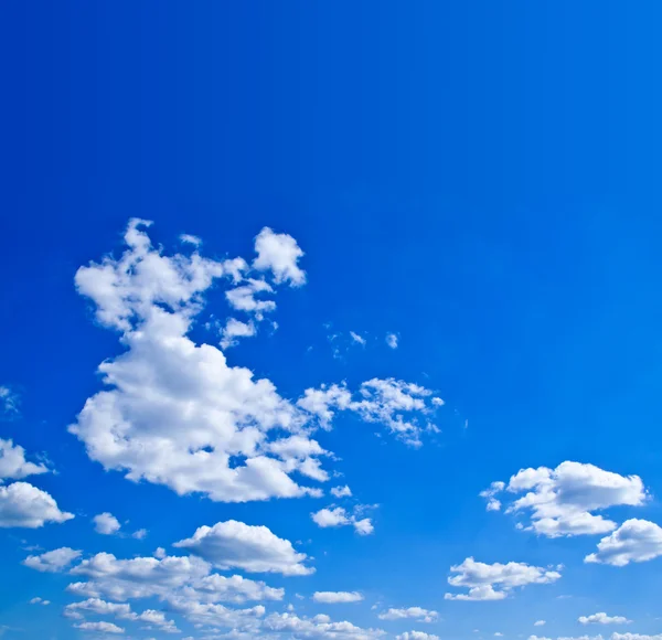 Środowisko naturalne. Białe chmury nad błękitnym niebem — Zdjęcie stockowe