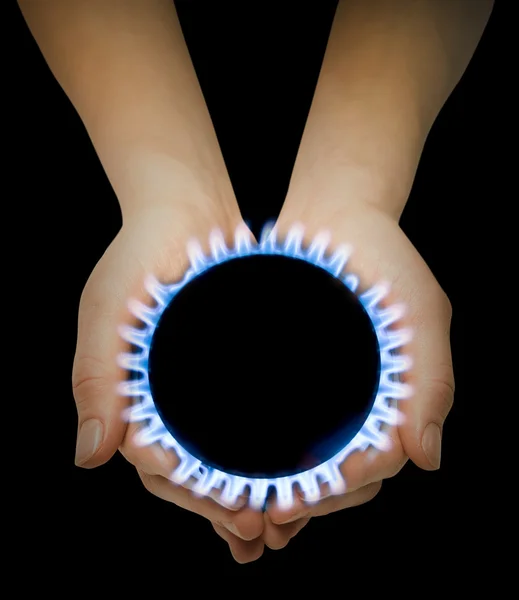 Gás azul nas mãos sobre o preto — Fotografia de Stock