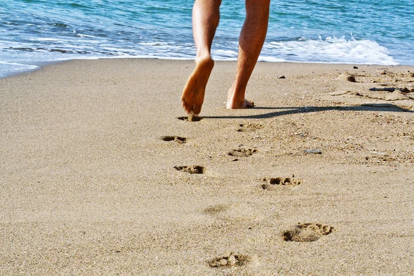 Hike along the beach with bare feet sea — Stock Photo, Image