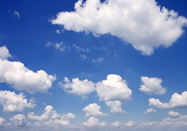 Uno sfondo naturale sullo sfondo del cielo — Foto Stock