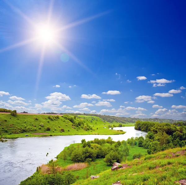 नदी और नीले आकाश के साथ ग्रीष्मकालीन परिदृश्य — स्टॉक फ़ोटो, इमेज
