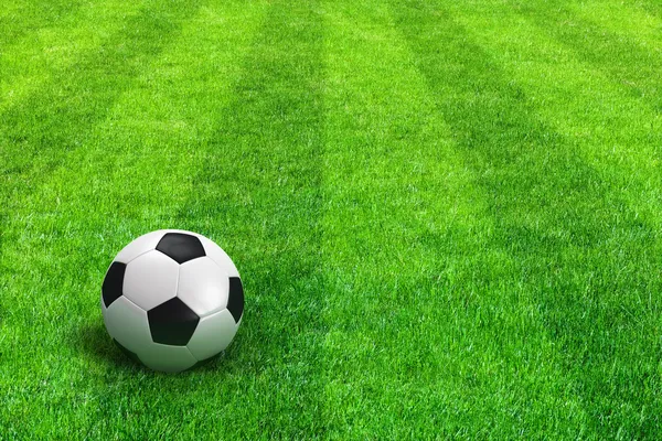 Terrain de football à rayures vertes avec ballon de football — Photo