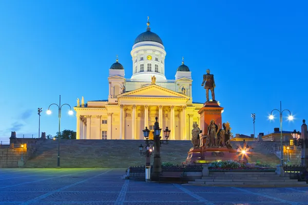 Сенатская площадь ночью в Хельсинки, Финляндия — стоковое фото