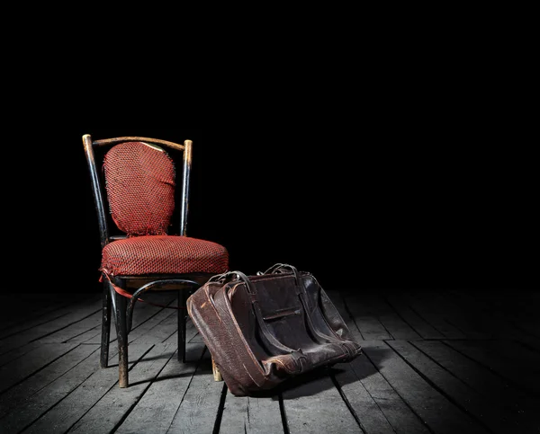 Röd stol och resväska — Stockfoto