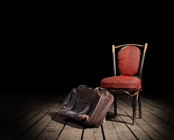 Röd stol och resväska — Stockfoto