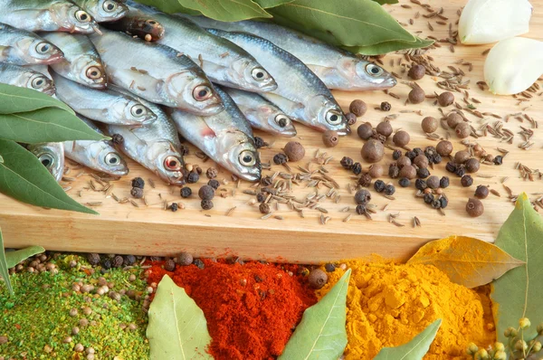 Fish with bay leaves and spice — Stock Photo, Image