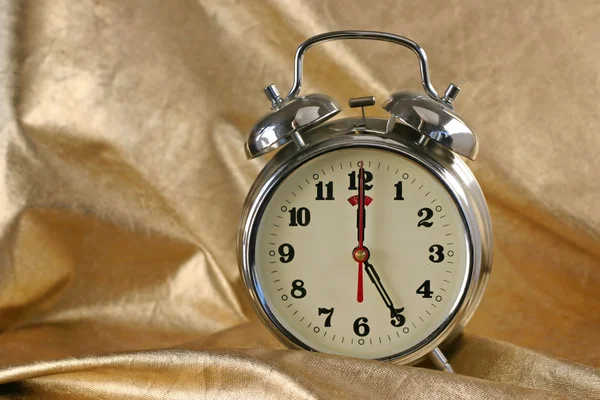 Reloj despertador metálico ld-fashioned —  Fotos de Stock