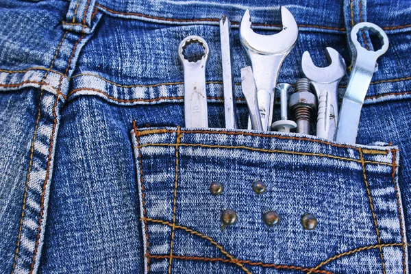 Инструменты в кармане джинсов — стоковое фото