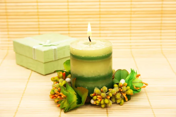 Kerze und Geschenkbox — Stockfoto