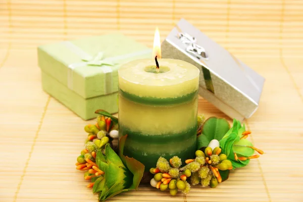 Kerze und Geschenkschachteln — Stockfoto