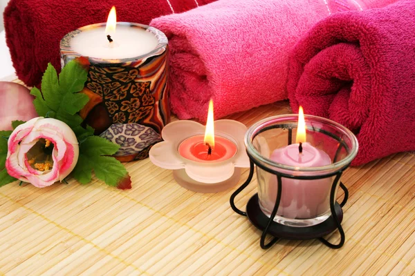 Asciugamani, sapone, fiore, candele — Foto Stock