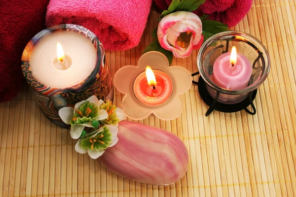 Ručníky, mýdlo, květiny, svíčky — Stock fotografie