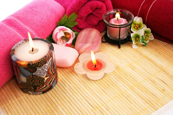 毛巾、 肥皂、 鲜花、 蜡烛 — 图库照片