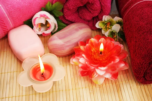 Handtücher, Seifen, Blumen, Kerzen — Stockfoto