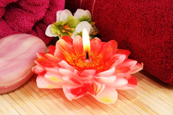 Handtücher, Seife, Kerzen, Blumen — Stockfoto