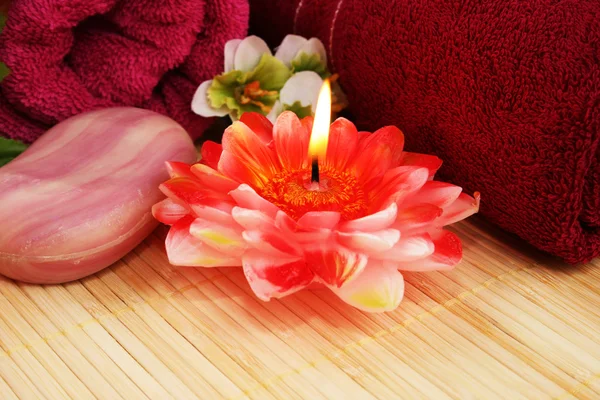 Handdoeken, zeep, bloemen, kaarsen — Stockfoto