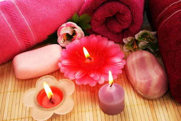 Ręczniki, mydło, kwiaty, świece — Zdjęcie stockowe