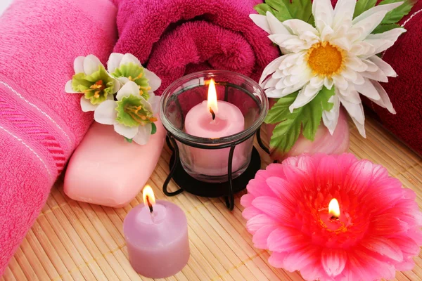 Toalhas, sabão, flores, velas — Fotografia de Stock
