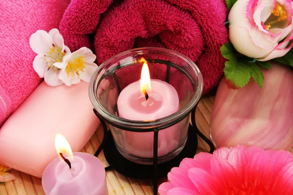 Ručníky, mýdlo, květiny, svíčky — Stock fotografie