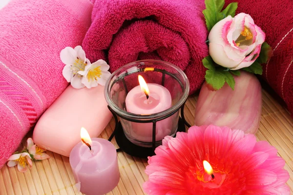 Handdoeken, zeep, bloemen, kaarsen — Stockfoto