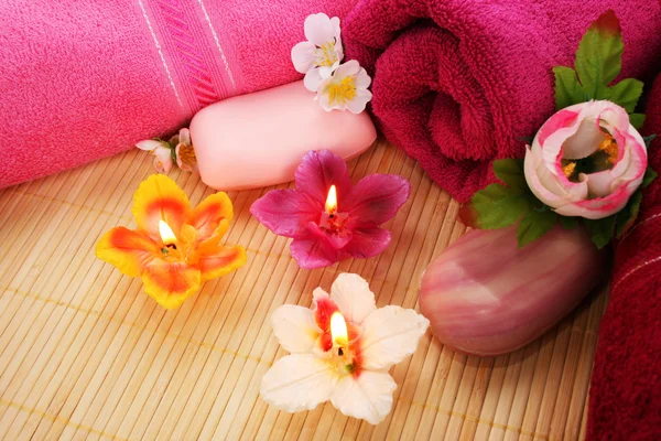 Полотенца, мыло, цветы, свечи — стоковое фото