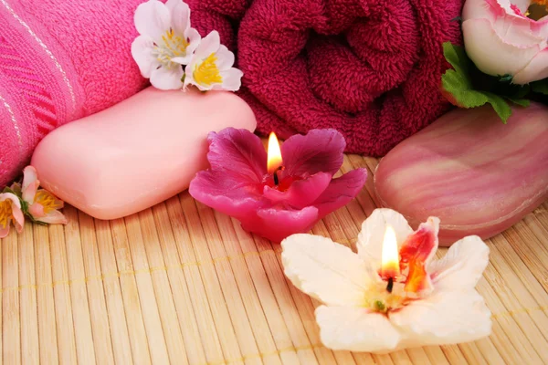 Handuk, sabun, bunga, lilin — Stok Foto