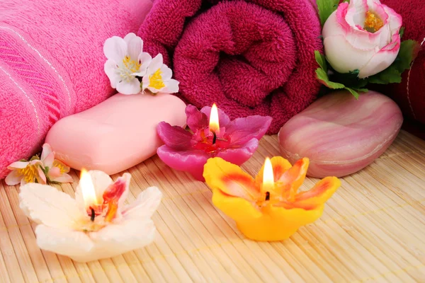 Towels, soaps, flowers, candles — Stock Photo, Image