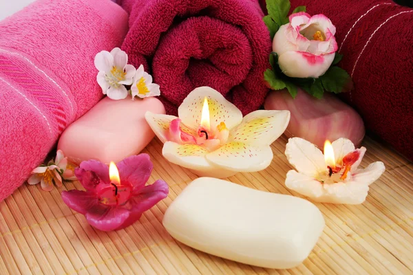 Ručníky, mýdla, květiny, svíčky — Stock fotografie