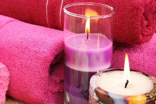 毛巾、 肥皂、 鲜花、 蜡烛 — 图库照片
