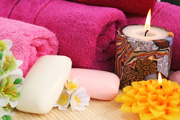 Ręczniki, mydło, kwiaty, świece — Zdjęcie stockowe