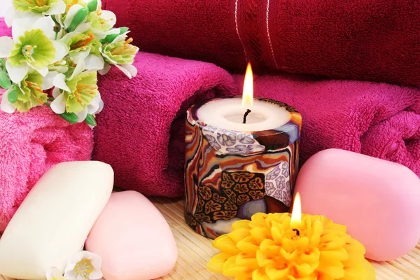 Asciugamani, sapone, fiori, candele — Foto Stock