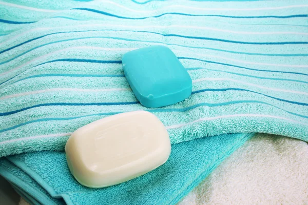 Handtücher und Seifen — Stockfoto