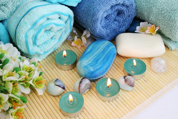Towels, candles and stones — Stock Photo, Image